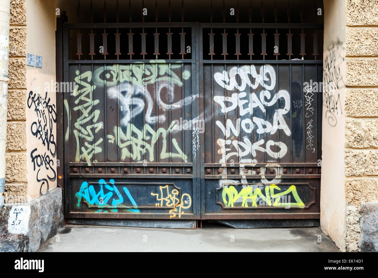 Saint-pétersbourg, Russie - 3 Avril, 2015 : Ancien portail fermé noir avec motif graffiti chaotique. Vasilievsky island Banque D'Images