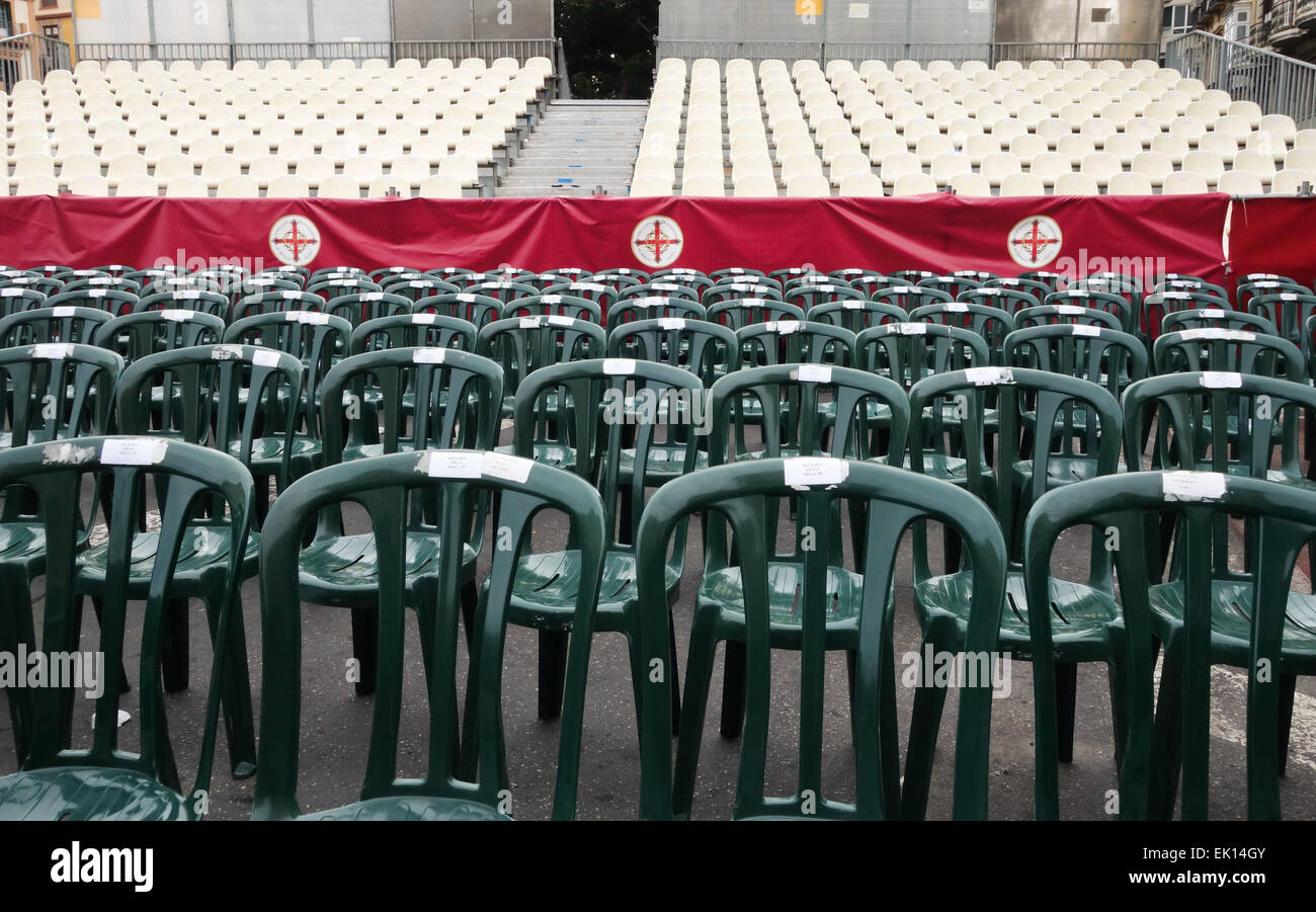 Chaises de location le long de la voie processionnelle, galerie publique, Procession religieuse, semaine sainte, Semana Santa, Malaga, Espagne. Banque D'Images