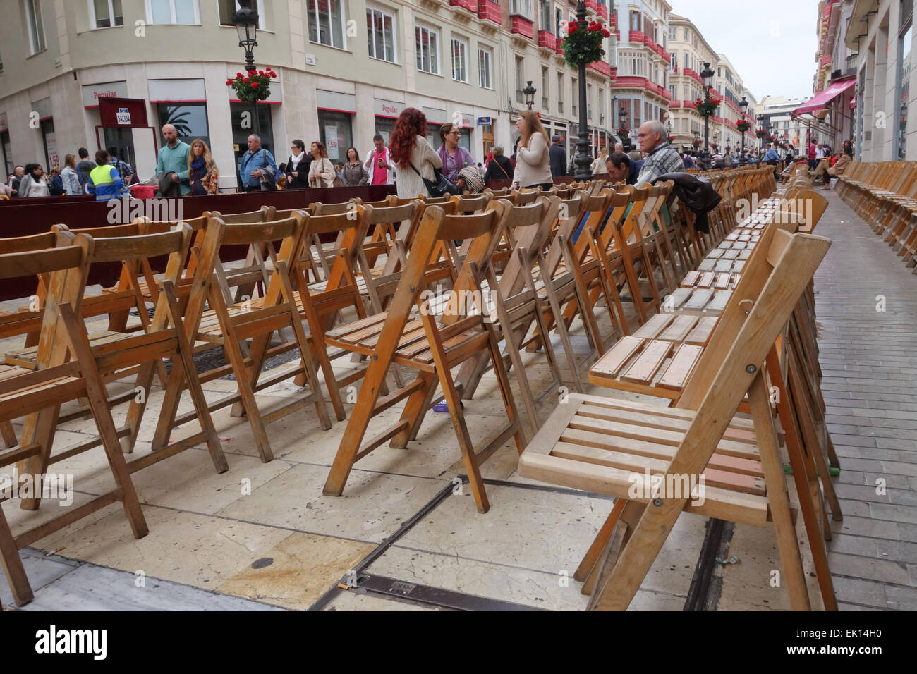 Chaises de location le long de la voie processionnelle, galerie publique, Procession religieuse, semaine sainte, Semana Santa, Malaga, Espagne. Banque D'Images