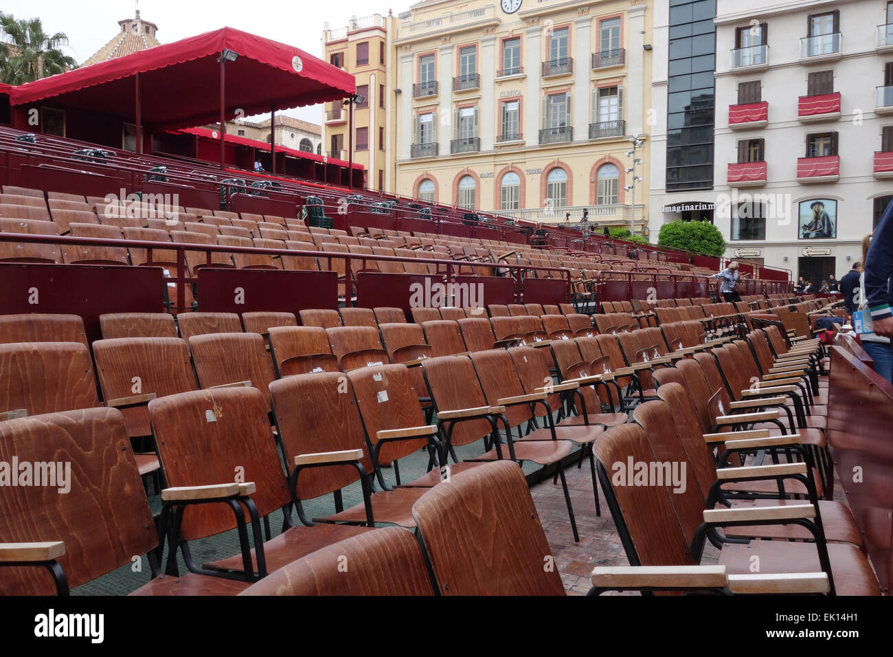 Chaises de location le long de la voie processionnelle, galerie publique, Procession religieuse, semaine sainte, Semana Santa, Malaga, Espagne. Banque D'Images