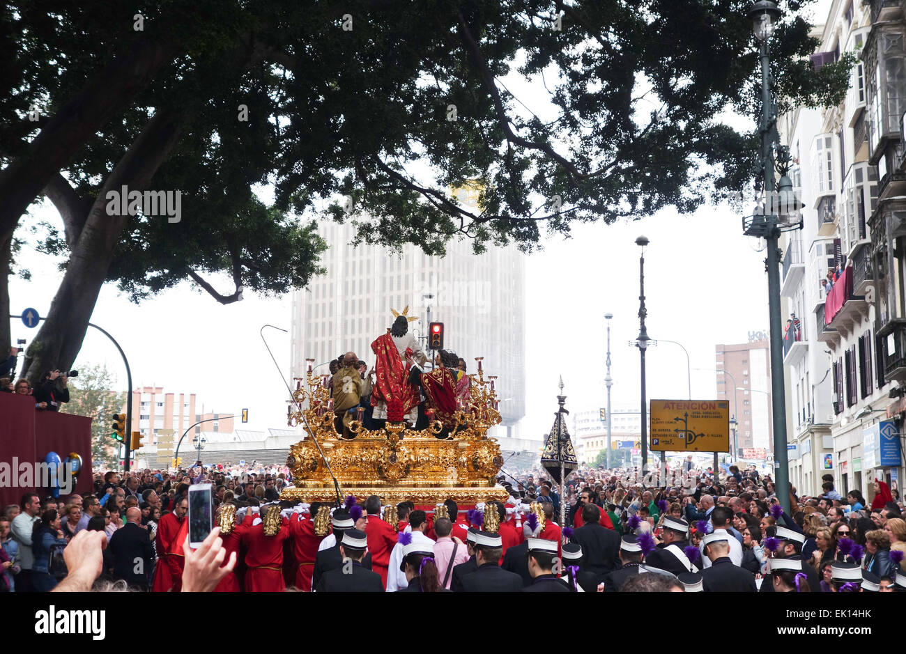 Pénitents exerçant son flotteur, avec Jésus Christ, Procession, semaine sainte, Semana Santa, Malaga, Andalousie, espagne. Banque D'Images