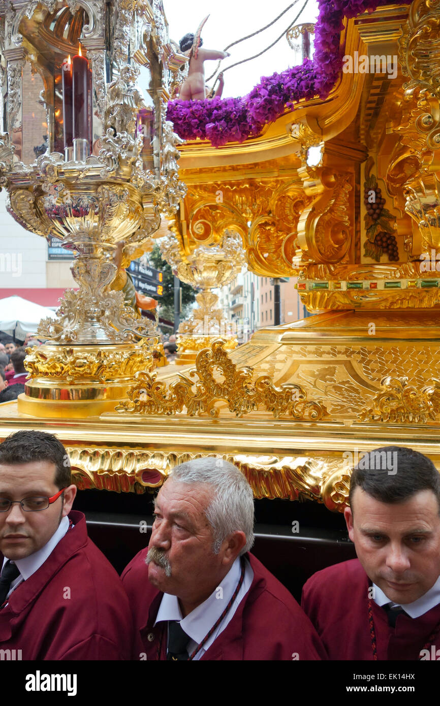 Pénitents exerçant son flotteur, avec Jésus Christ, Procession, semaine sainte, Semana Santa, Malaga, Andalousie, espagne. Banque D'Images