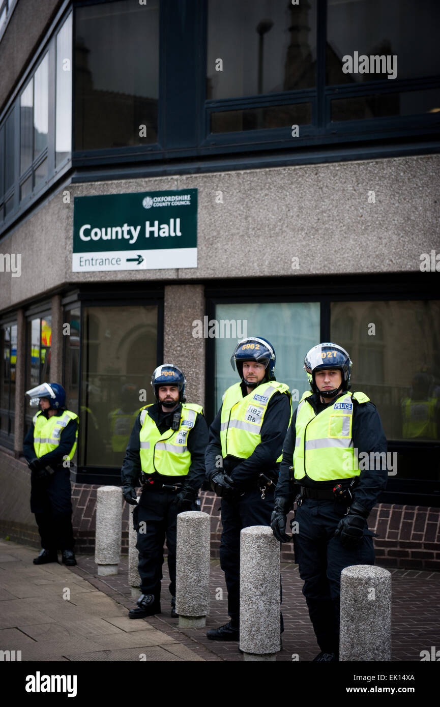 Oxford, UK. 4 avril, 2015. La Ligue de défense anglaise manifestation contre les résultats de l'essai Bouvreuil liés à la toilette à Oxford . On a blâmé la police et du conseil mais impunis résultant en colère : Crédit local roger askew/Alamy Live News Banque D'Images