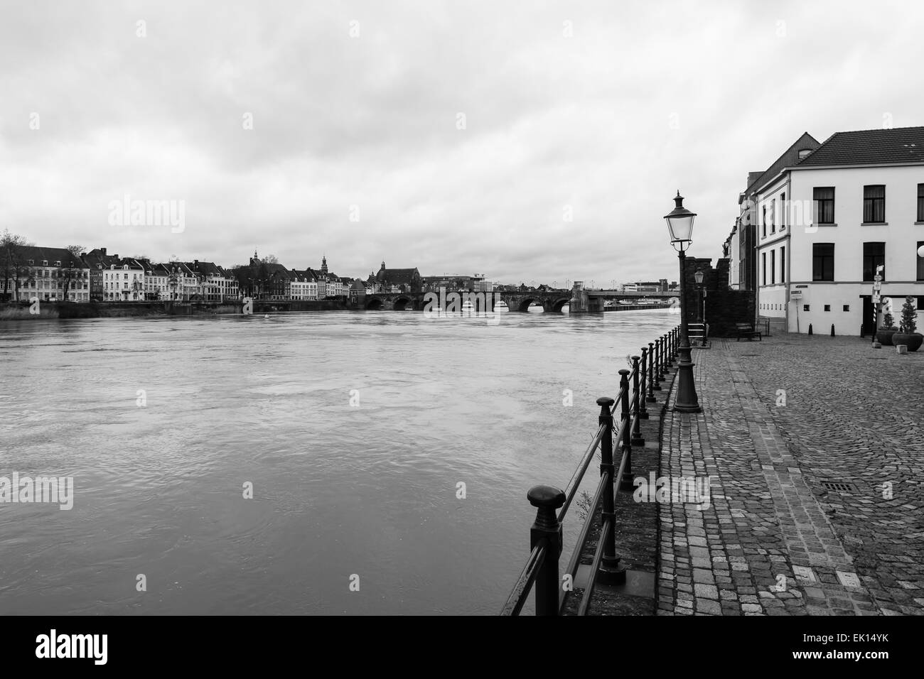 Vue sur le centre-ville de Maastricht avec son pont médiéval en partie sur la Meuse. Banque D'Images