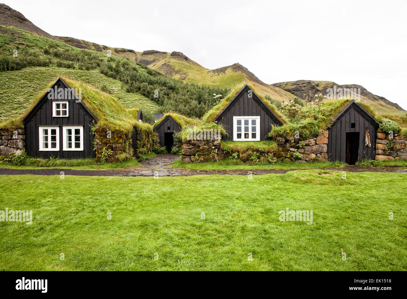 Avis sur le gazon des bâtiments de ferme dans la région de South Musée Skógar Islande Banque D'Images