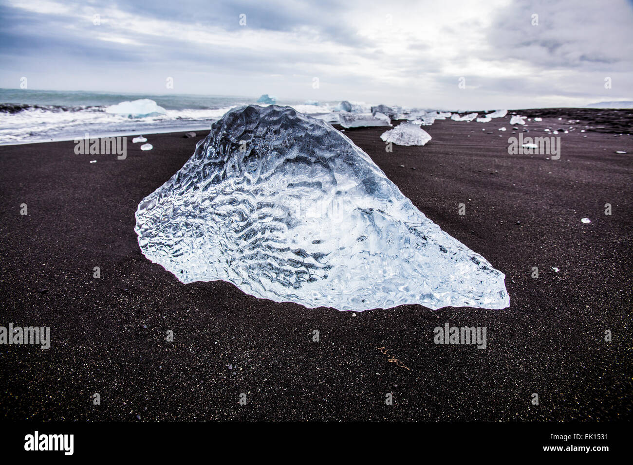 Avis de morceau de glace d'un iceberg à l'océan près de la lagune glaciaire du Jökulsárlón dans le sud de l'Islande Banque D'Images