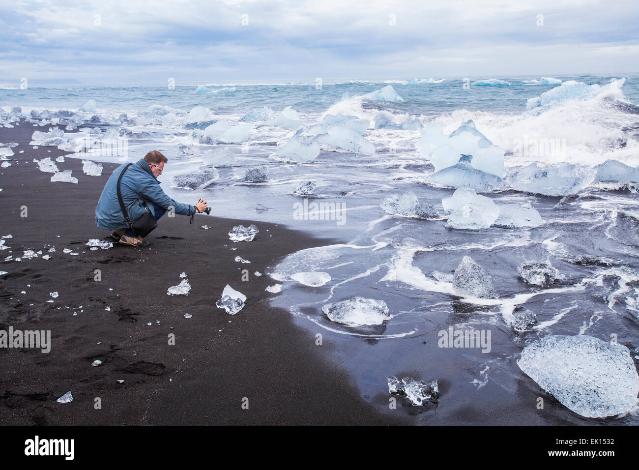 Vue d'un photographe de prendre des photos d'icebergs à l'océan près de la lagune glaciaire du Jökulsárlón dans le sud de l'Islande Banque D'Images
