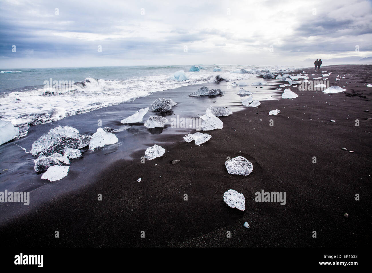 Vue sur des morceaux de glace provenant des icebergs à l'océan près de la lagune glaciaire du Jökulsárlón dans le sud de l'Islande Banque D'Images