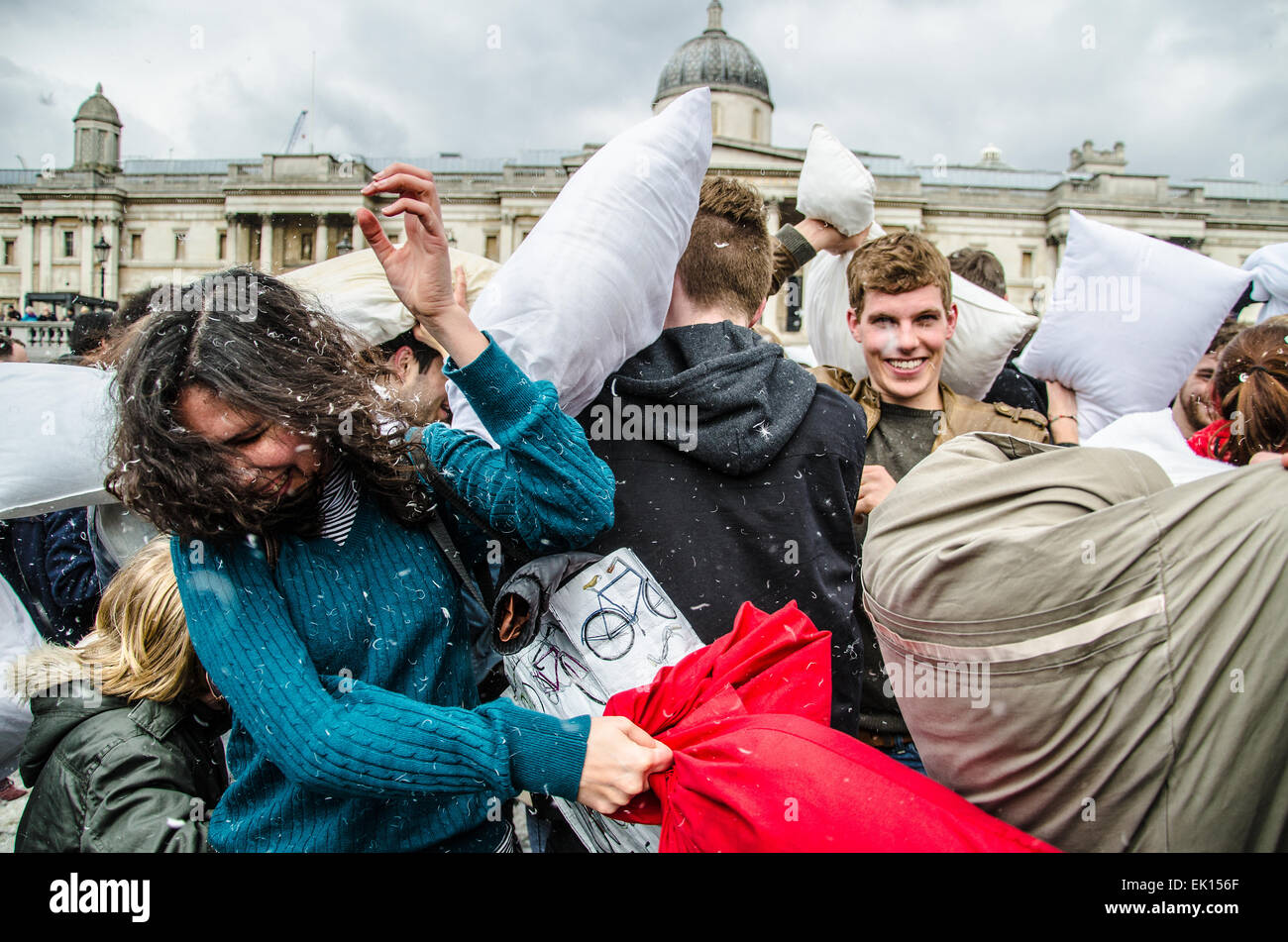 Un pillow fight à Trafalgar Square est un événement annuel organisé par Focal, un groupe local visant à promouvoir l'action sociale positive dans la communauté. Lutte contre l'oreiller à Londres Banque D'Images