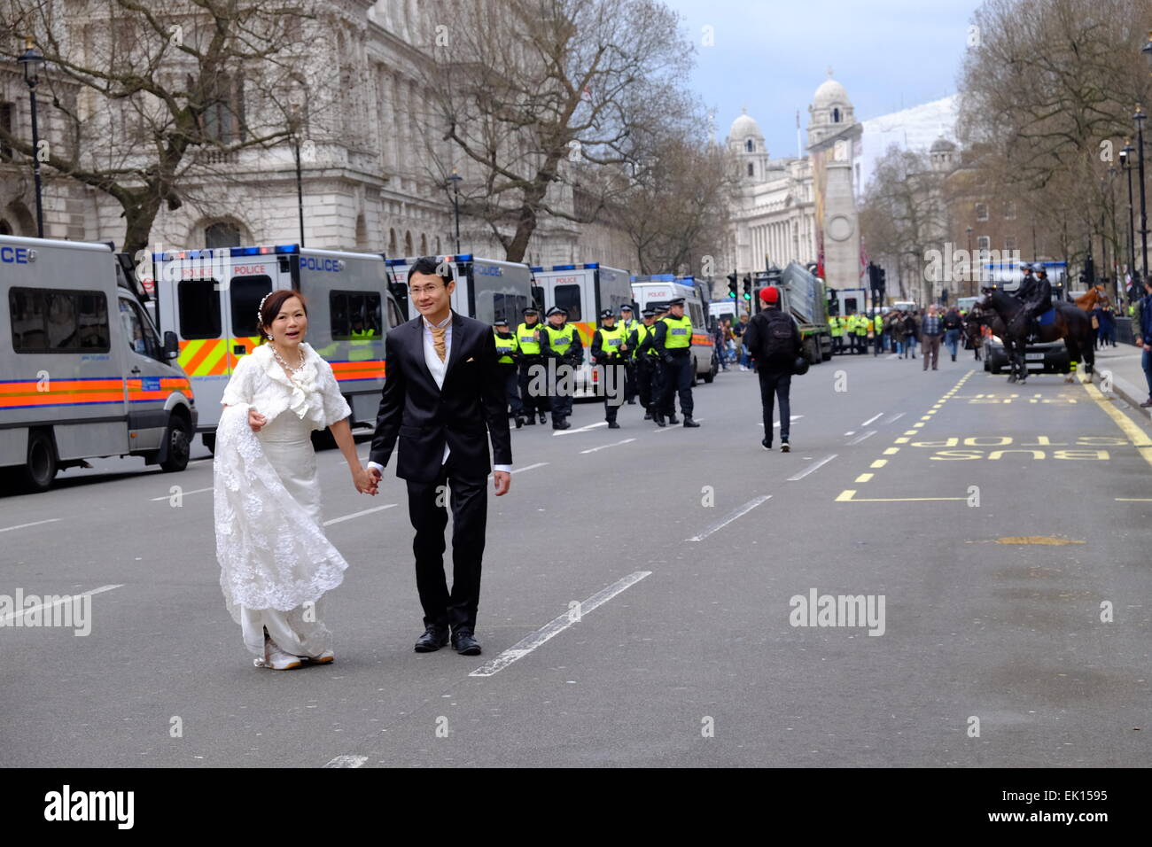 Londres, Royaume-Uni. 4 avril, 2015. Pegida organise sa première démo de Londres et s'oppose par antifa. Il est assisté par des soldats Gurkha parmi d'autres, un couple marié profiter de la toile de la police cars Crédit : Rachel Megawhat/Alamy Live News Banque D'Images