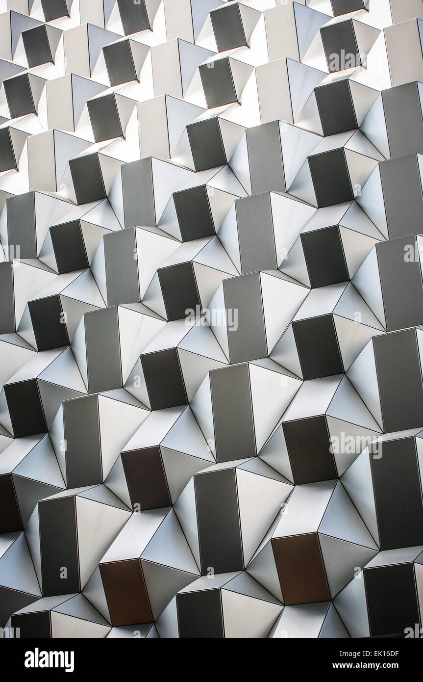 La dynamique des formes géométriques en métal qui forme l'extérieur d'un bâtiment en Allemagne. Banque D'Images