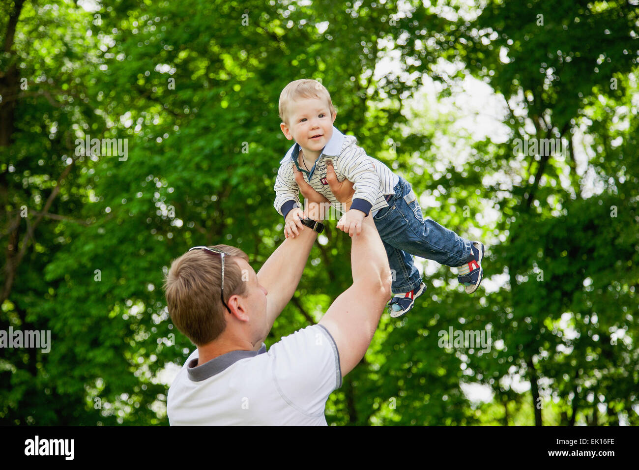 Heureux père et fils s'amuser en plein air dans le parc. Les Pères de l'amour. Concept de la famille Banque D'Images