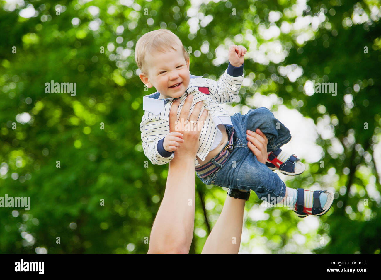 Heureux père et fils s'amuser en plein air dans le parc. Les Pères de l'amour. Concept de la famille Banque D'Images