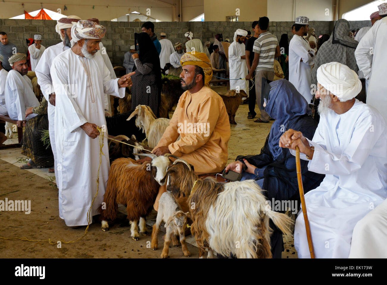 Bedu (bédouins) personnes l'achat et la vente de chèvres à Sinaw en marché des animaux, de l'Oman Banque D'Images