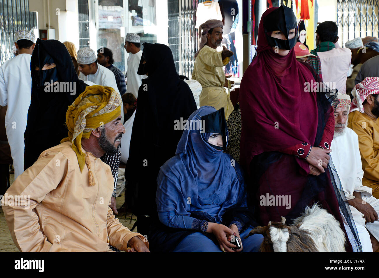 Bedu (bédouins) personnes l'achat et la vente de chèvres à Sinaw en marché des animaux, de l'Oman Banque D'Images