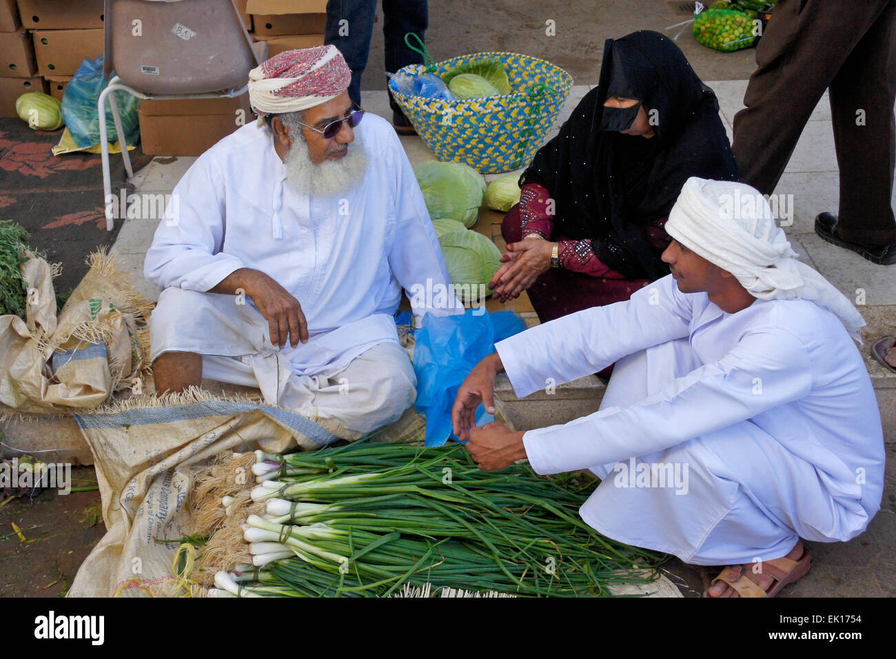 Bedu (bédouins) personnes au marché en Sinaw, Oman Banque D'Images