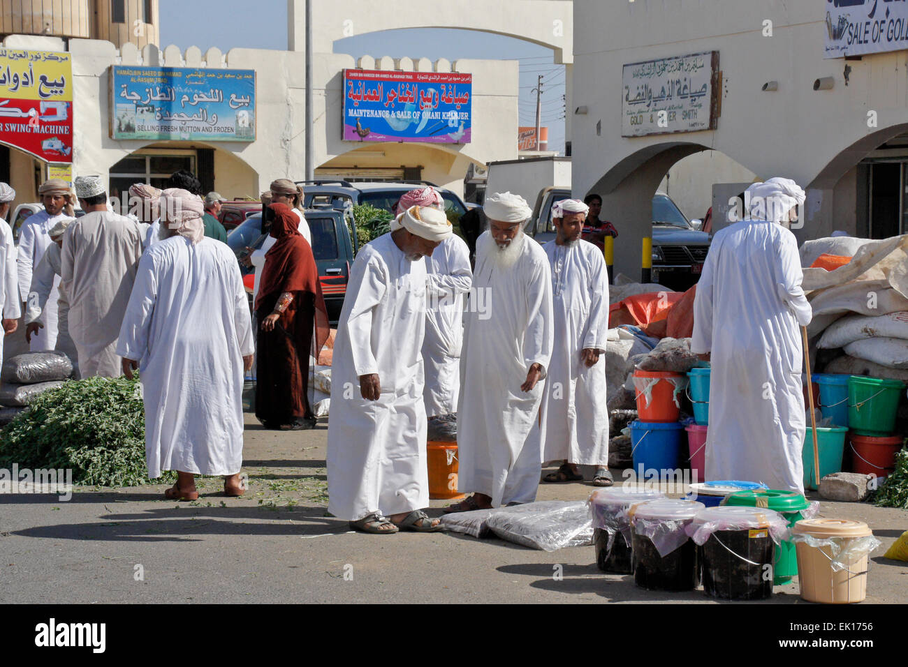 Bedu (bédouins) personnes au marché en Sinaw, Oman Banque D'Images