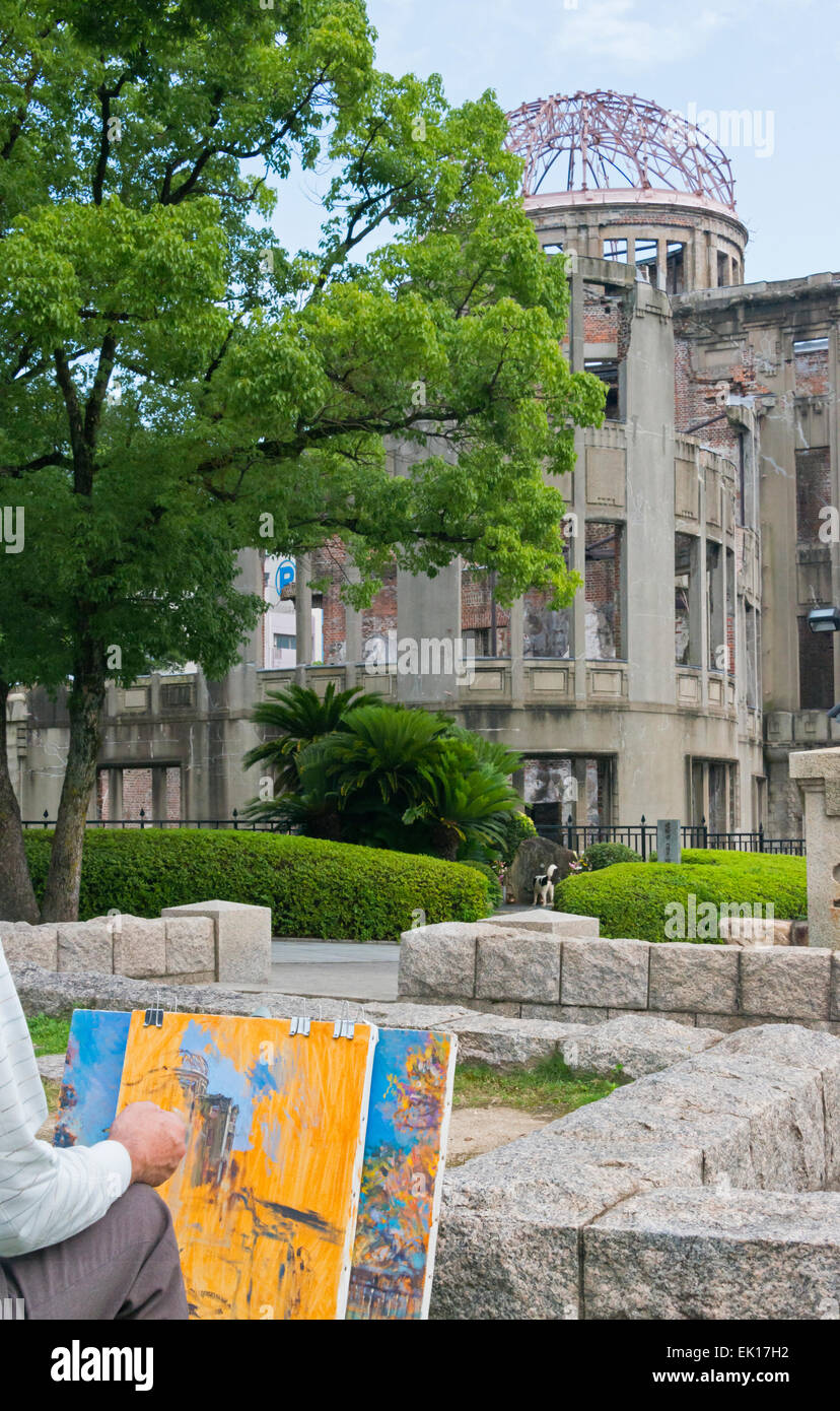 Man painting Genbaku, Hiroshima Peace Memorial Park, Japon Banque D'Images