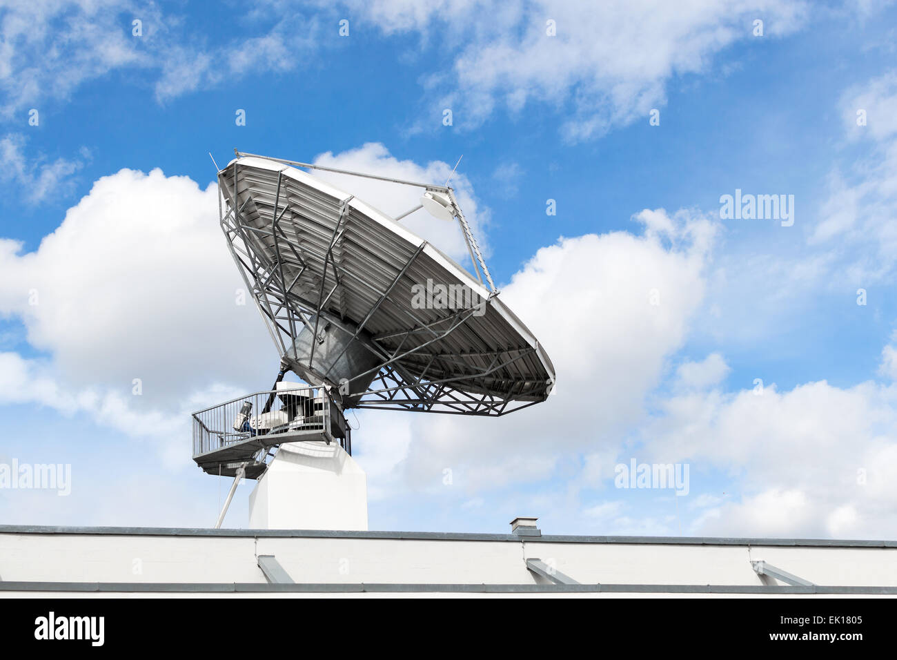 Grand plat parabolique de communication par satellite ou de la station de l'antenne du radar de l'espace observatoire astronomique télescope du signal radio Banque D'Images