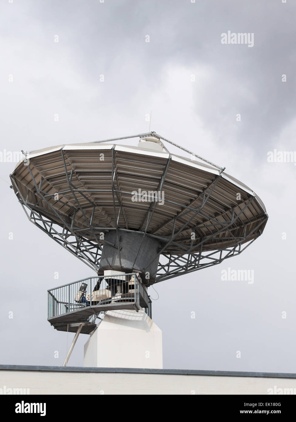Radiolocator avec antenne radar satellite parabolique disch pour radio télévision traduction ou réseau sans fil bidirectionnelle Banque D'Images