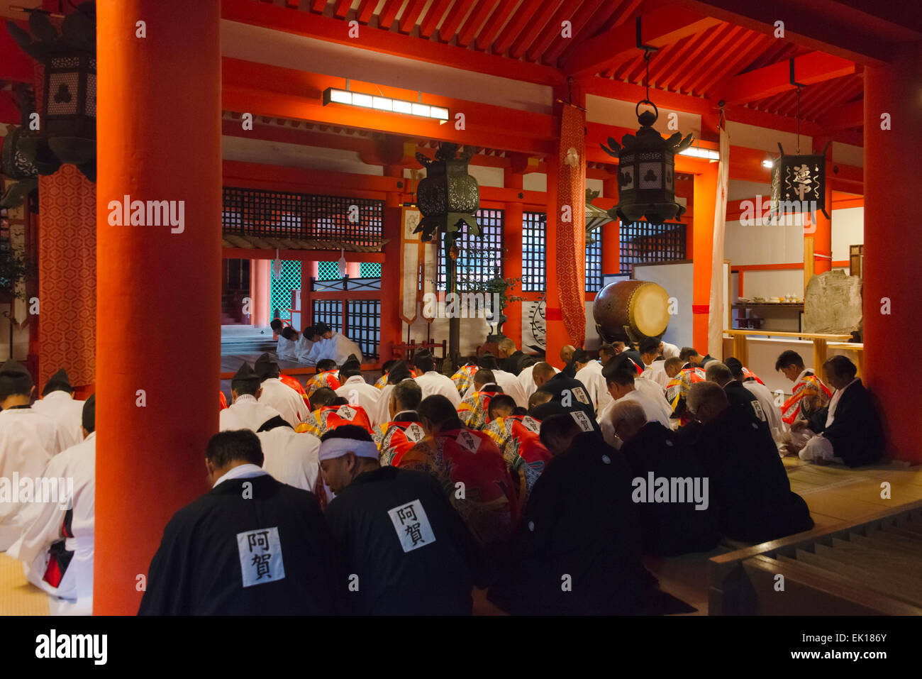 Pèlerins au sanctuaire d'Itsukushima au cours de Kangen-sai Festival, Miyajima, Japon Banque D'Images