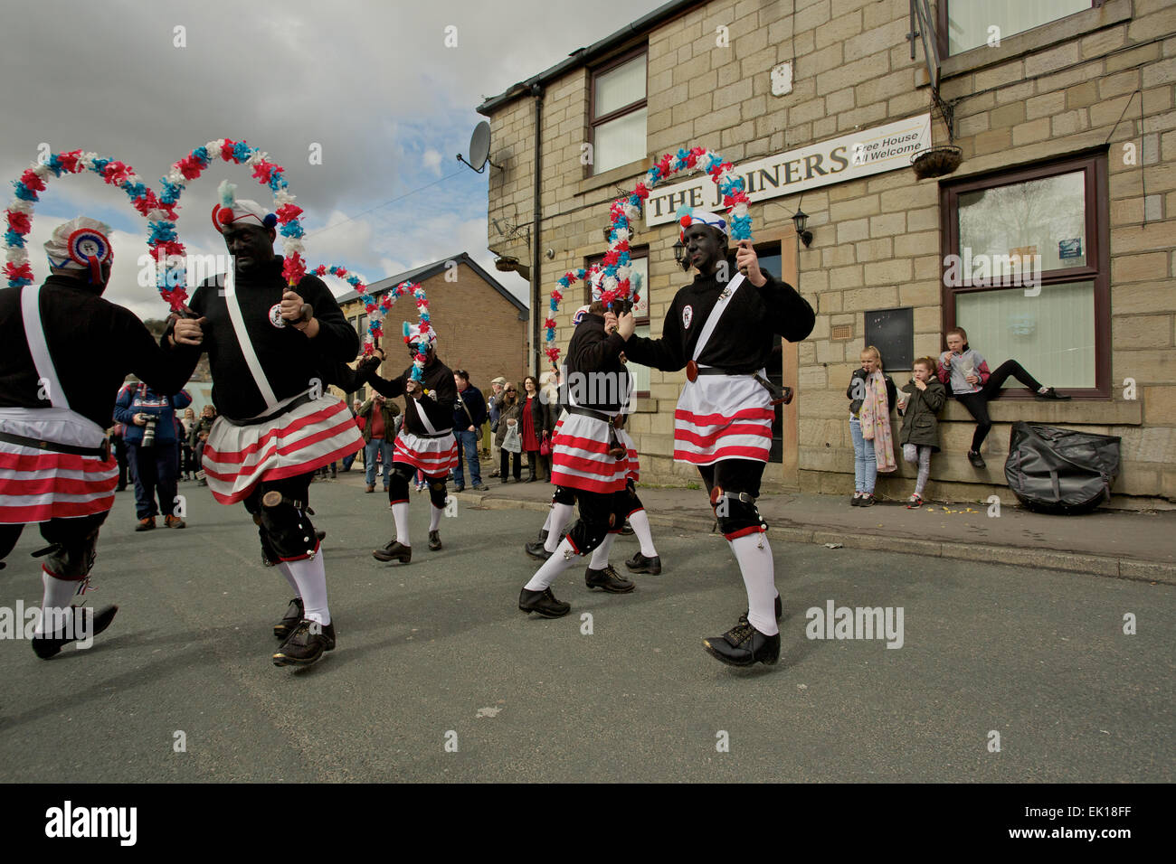 Bacup, Lancashire, Angleterre, Royaume-Uni, le 4 avril 2015. Le Britannia de coprah les danseurs dansent leur chemin à travers les rues de Bacup, Banque D'Images