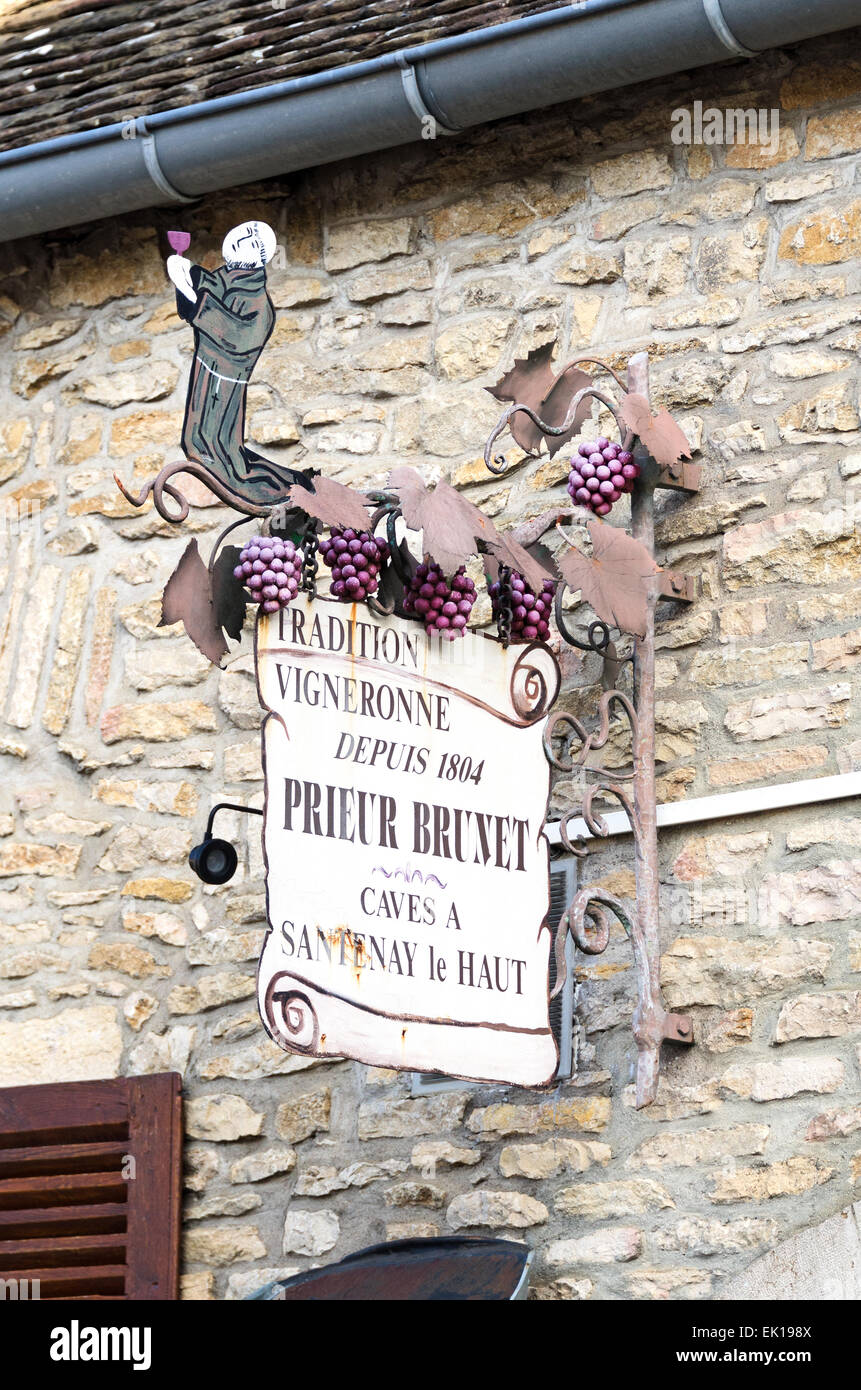 Le Prieur Brunet winery signe est décorée avec des raisins en métal moulé et l'image de l'avant, Santenay, en Côte-d'or, France Banque D'Images Le Prieur Brunet winery signe est décorée avec des raisins en métal moulé et l'image de l'avant, Santenay, en Côte-d'or, France Banque D'Images