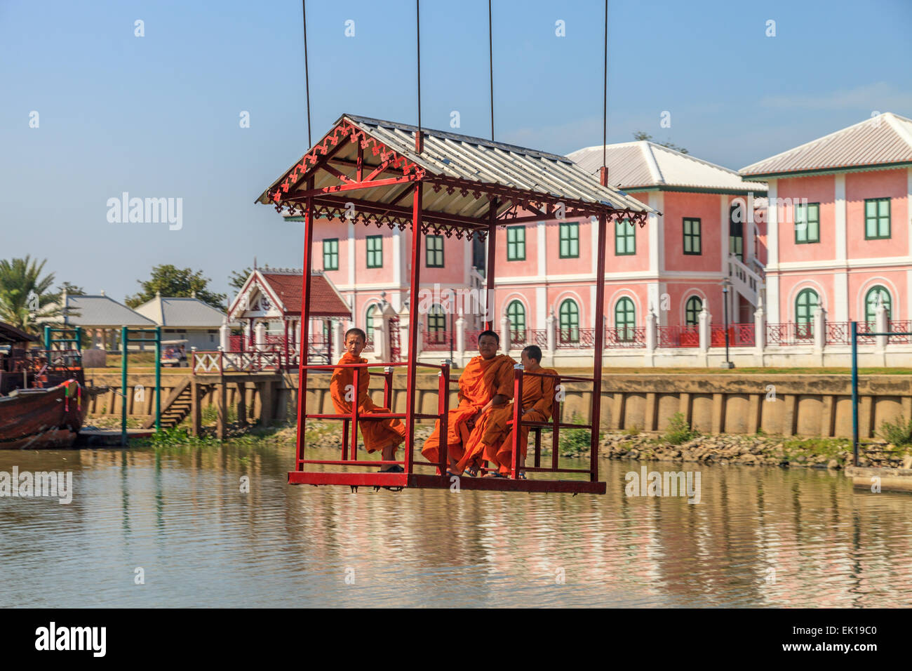 Jeunes moines traversant la rivière à Bang Pa-In Palace, Thaïlande Banque D'Images