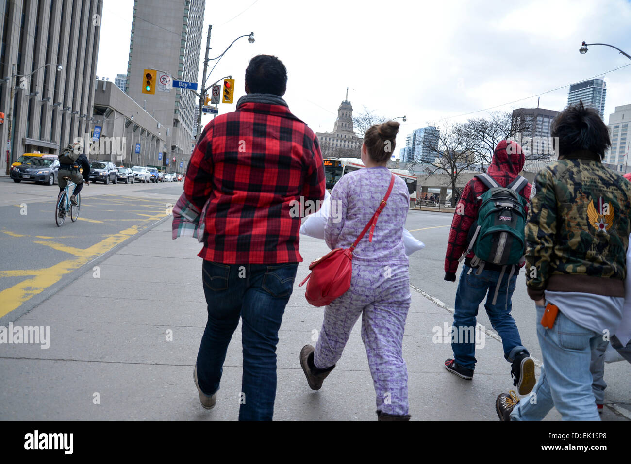 Toronto, Canada. 4 avril, 2015. Des centaines de Torontois se bat avec oreiller, sur International Pillow Fight Day à l'Hôtel de Ville de Toronto le 4 avril 2015. Credit : NISARGMEDIA/Alamy Live News Banque D'Images