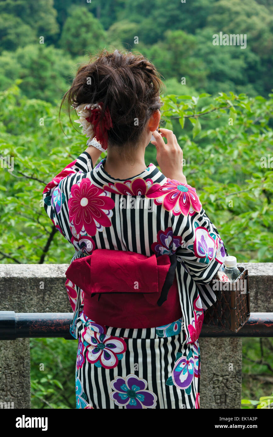 Femme en kimono traditionnel dans le Temple Kiyomizu-dera, Kyoto, Japon Banque D'Images