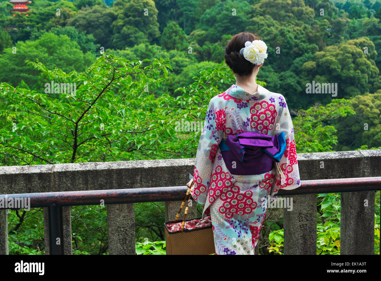 Femme en kimono traditionnel dans le Temple Kiyomizu-dera, Kyoto, Japon Banque D'Images