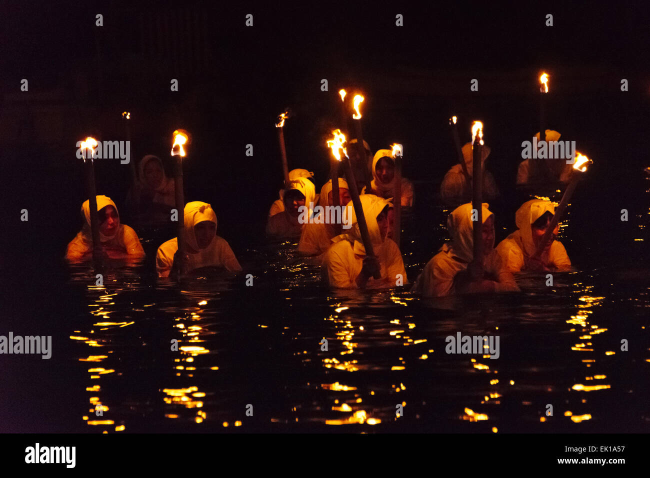 Les femmes d'Ama nager dans la mer au flambeaux nuit célébrant Shirahama Ama Festival, Minamiboso, préfecture de Chiba, Japon Banque D'Images