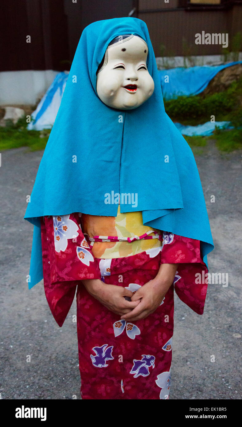 Gujo Odori dancer wearing mask, Gujo Hachiman, préfecture de Gifu, Japon Banque D'Images