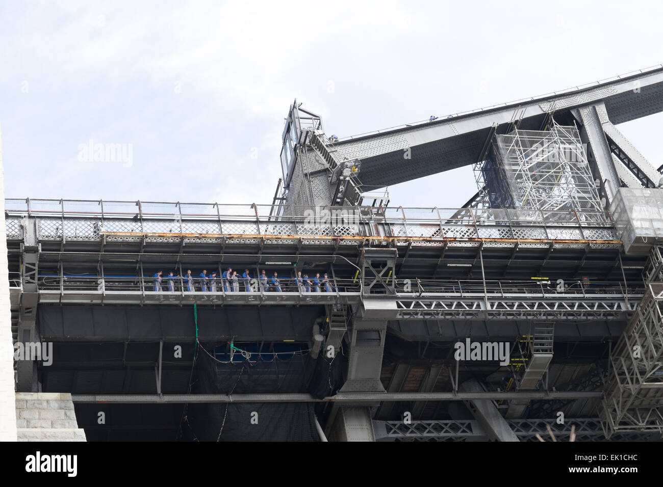 Des personnes se préparant à traverser l'espace de l'Harbour Bridge de Sydney. Sydney Harbour Bridge à pied. Banque D'Images