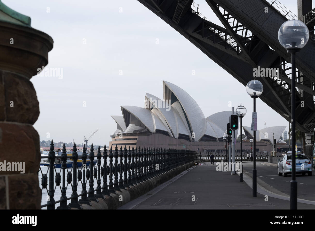 Voir l'Opéra de Sydney sous le pont du port de Sydney. Banque D'Images