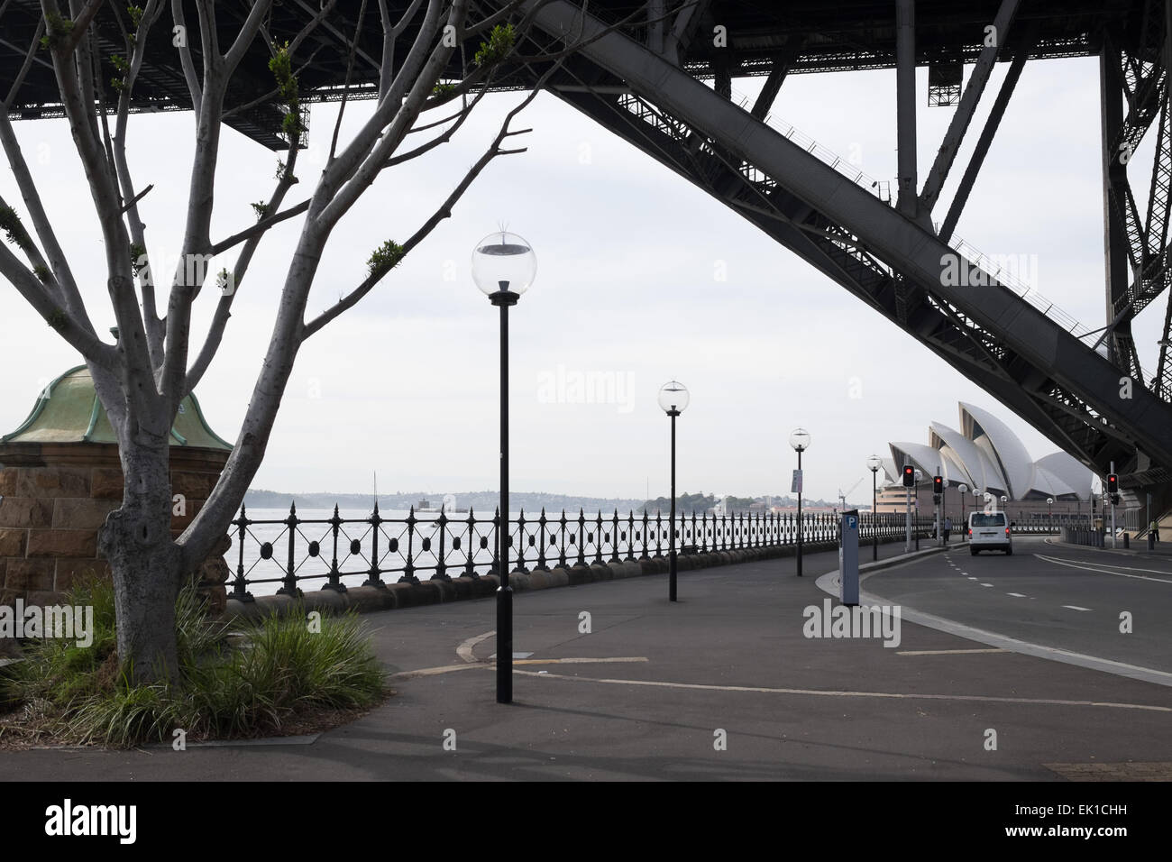 Voir l'Opéra de Sydney sous le pont du port de Sydney. Banque D'Images