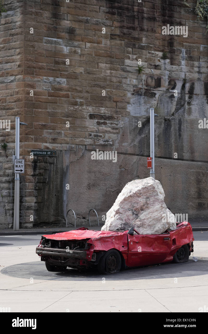 Art urbain installation intitulée "La vie avec la pierre et voiture' à la Roche, Sydney en Australie. Jimmy Durham. Banque D'Images