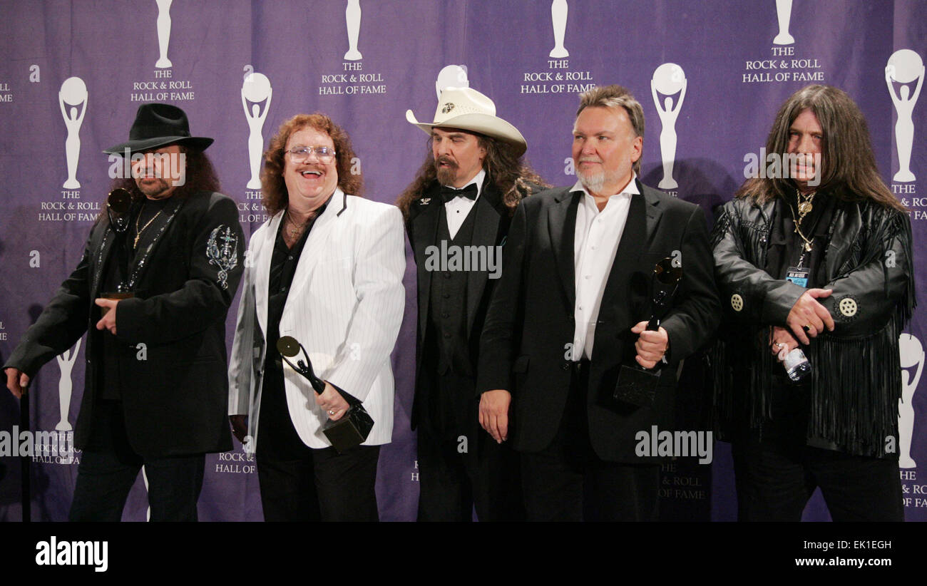 Fichier. 4ème apr 2015. L'ex-batteur du groupe de hard rock du sud Lynyrd Skynyrd, Robert Burns Jr., est décédé dans un accident de voiture en Géorgie. La porte-parole de la patrouille d'État de Géorgie Tracey Watson dit Burns' véhicule a une courbe dans une route près de Cartersville juste avant minuit le samedi, substitution, une boîte aux lettres et un arbre. Burns a été tué dans l'épave. Il était de 64. Photo - Mar 13, 2006 - New York, New York, États-Unis - Membres Gary Rossington, Billy Powell, Artimus Pyle, Ed King et Bob Burns de 'Lynyrd Skynyrd' à la 21e édition de Rock and Roll Hall of Fame de la cérémonie tenue au Waldorf Astor Banque D'Images