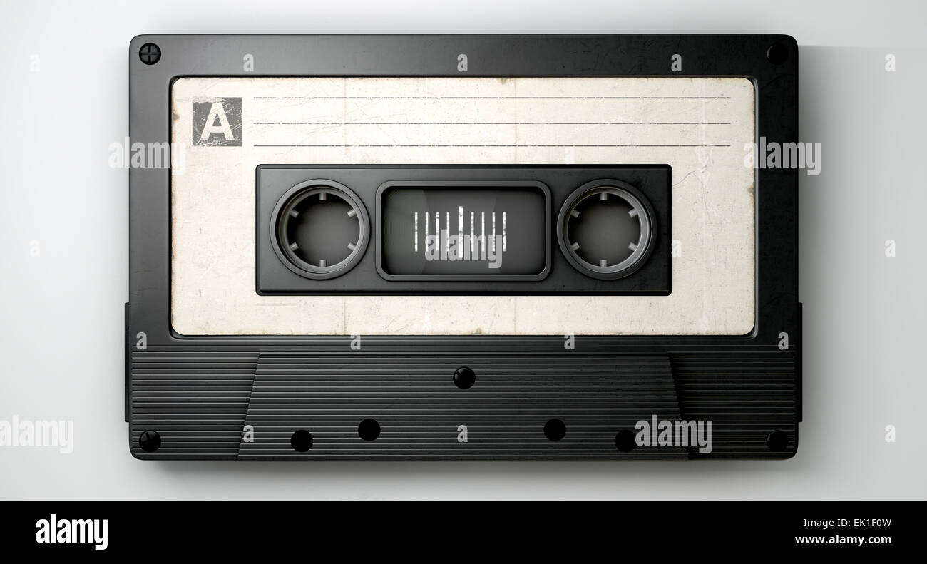 Une vue en gros plan d'une cassette audio vintage noir avec une étiquette blanche sur un fond blanc isolé Banque D'Images