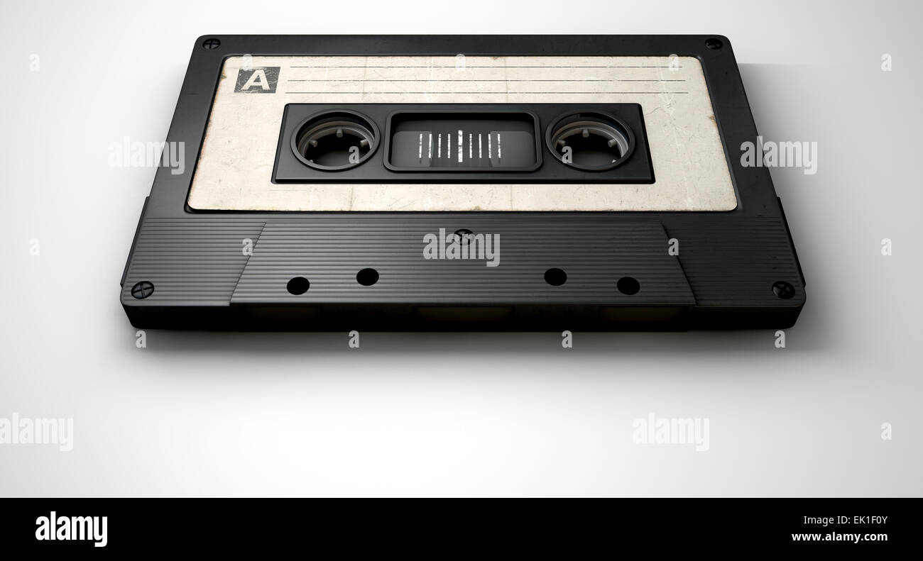 Une vue en gros plan d'une cassette audio vintage noir avec une étiquette blanche sur un fond blanc isolé Banque D'Images