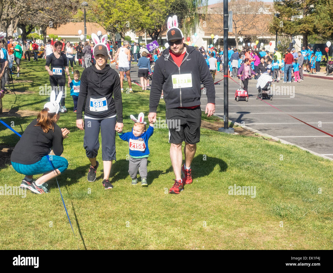 CUPERTINO, Californie - le 4 avril : annuel Big Bunny Fun Run, un événement qui célèbre, positif, sain et communauté branchée sur Avril Banque D'Images