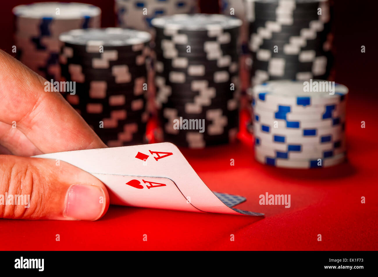 Jeu de poker. main d'homme avec une paire d'as Banque D'Images