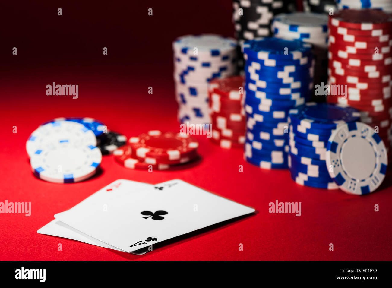 Des cartes et des jetons de poker sur un tissu rouge Banque D'Images