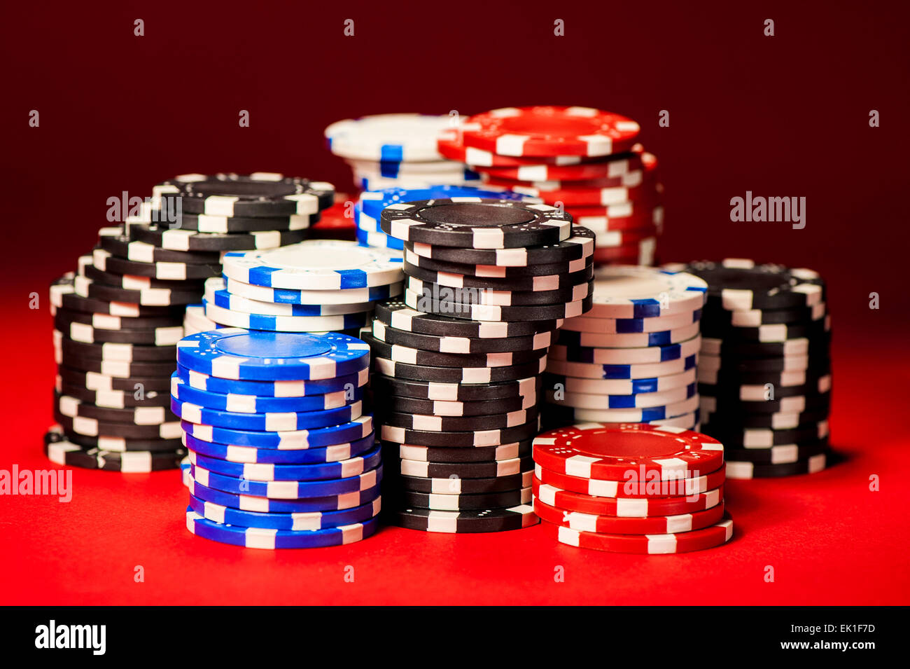 Grand gagnant au poker. jetons sur tissu rouge libre Banque D'Images