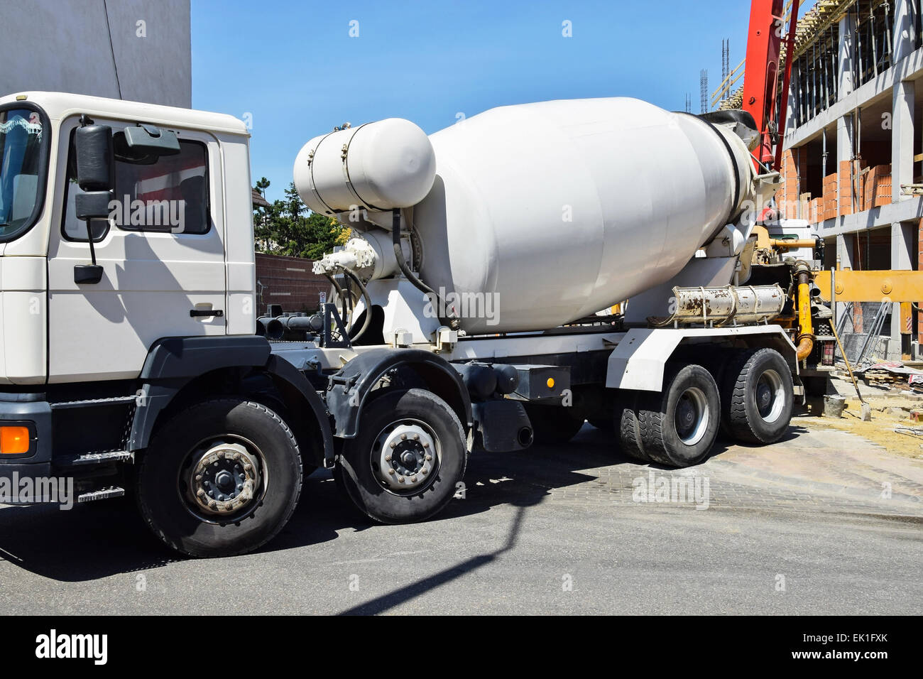 Camion malaxeur de ciment sur le chantier de construction Banque D'Images