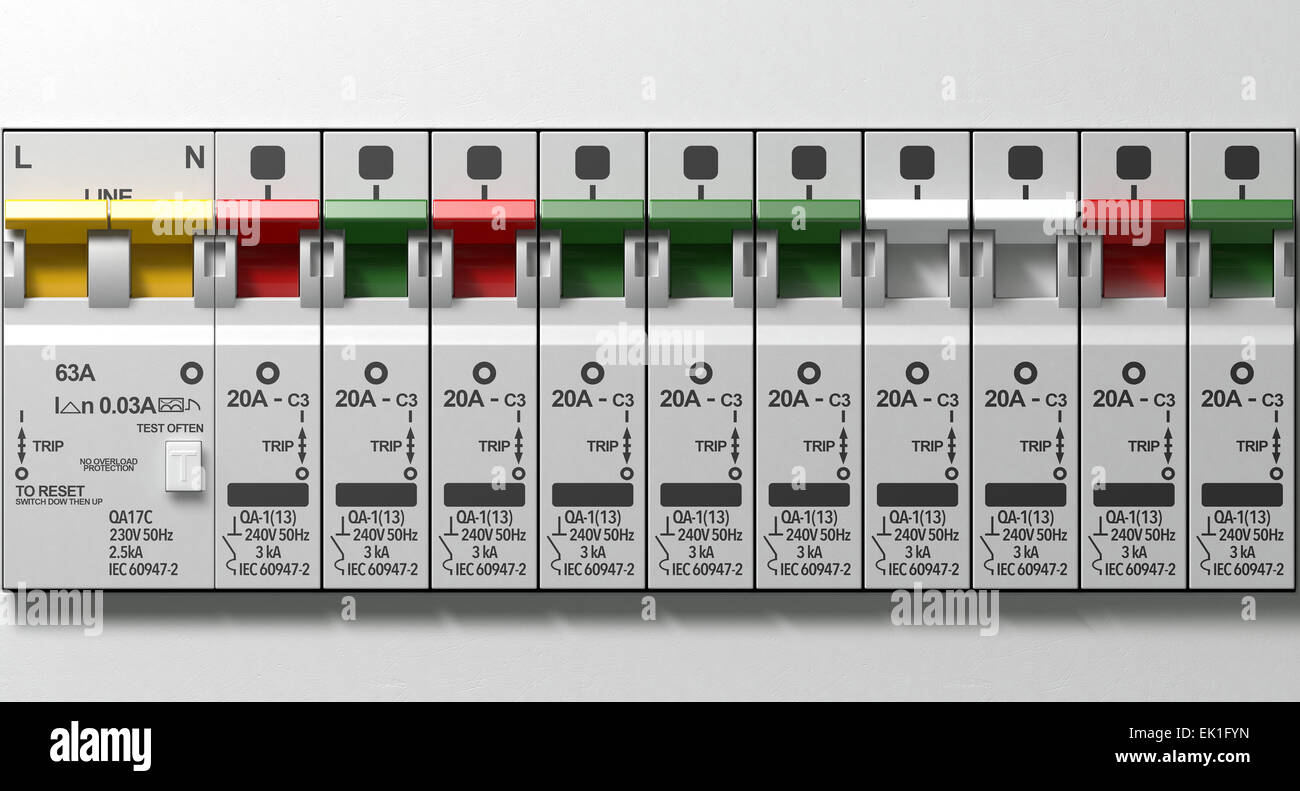 Une rangée de mis sur les ménages de disjoncteurs électriques sur un panneau mural Banque D'Images