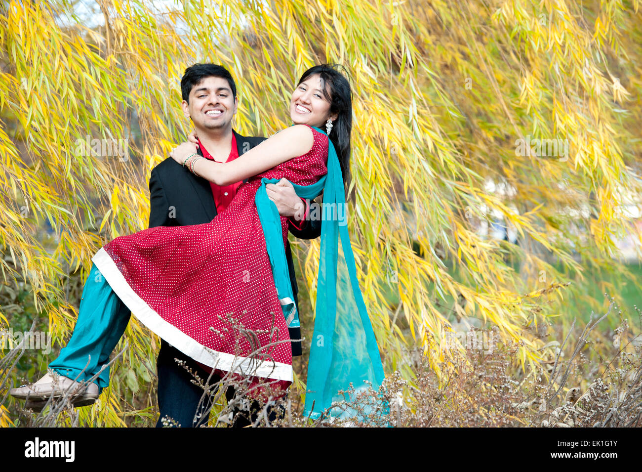 Jeune Indien homme portant sa mariée Banque D'Images
