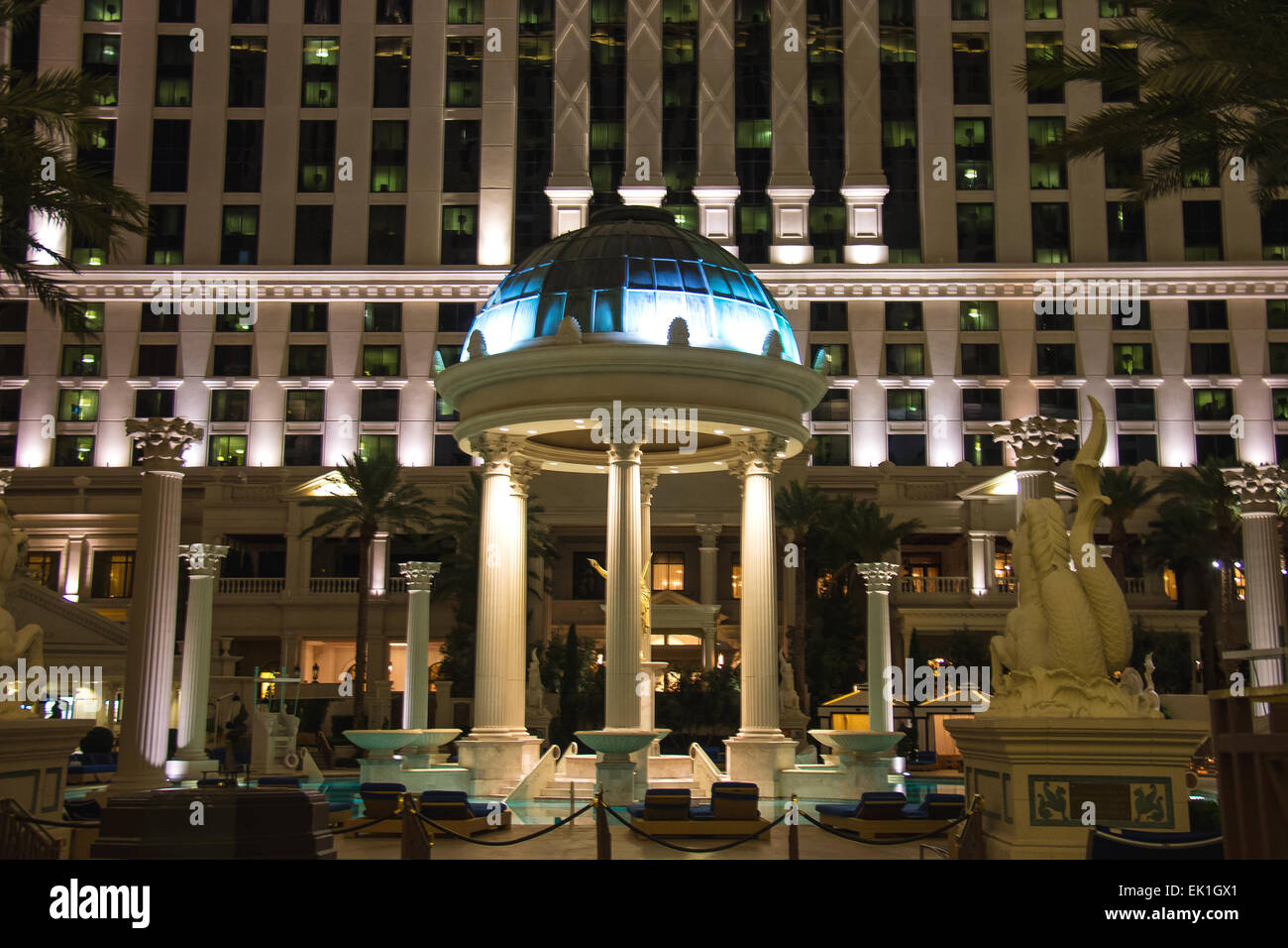 LAS VEGAS, NEVADA, USA - 23 octobre 2013 : piscine au Caesar's Palace de Las Vegas, le Caesar's Palace hotel a ouvert ses portes en 1966 et dispose d'un thème de l'Empire romain. Banque D'Images