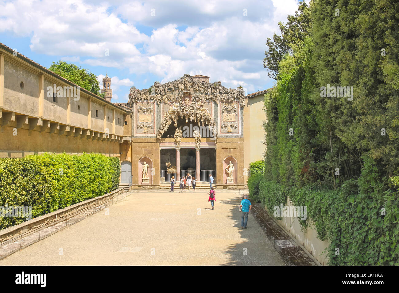 FLORENCE, ITALIE - Mai 08, 2014 : les touristes près de la grotte de Buontalenti dans les jardins Boboli, sont l'un des plus célèbres œuvres d'art du paysage du XVI siècle. Banque D'Images