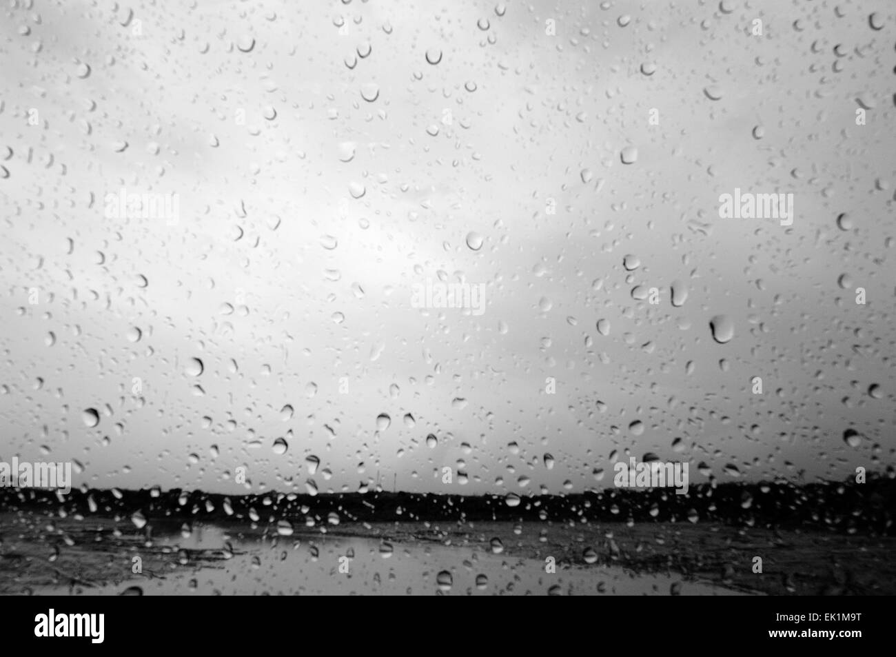 Gouttes de pluie sur le pare-brise de voiture Banque D'Images